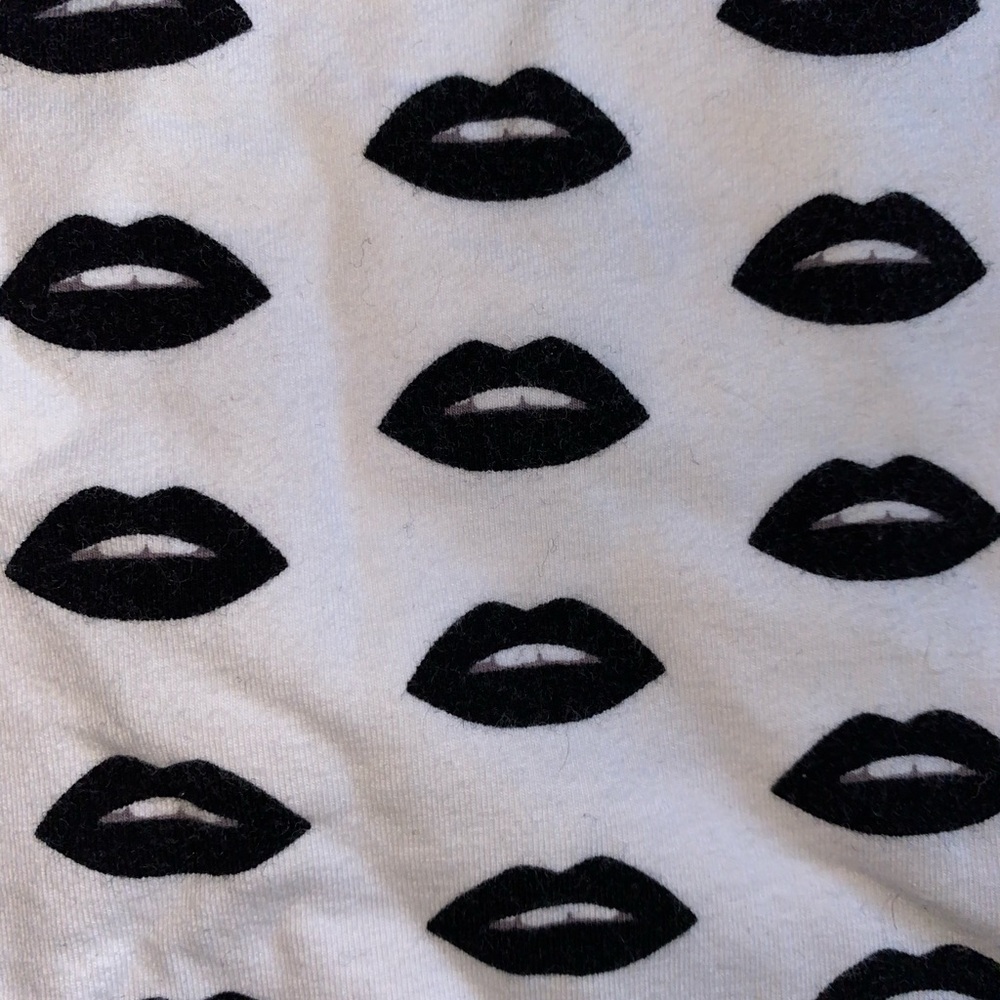 Lips Print Crop Top - Picture 3 of 3